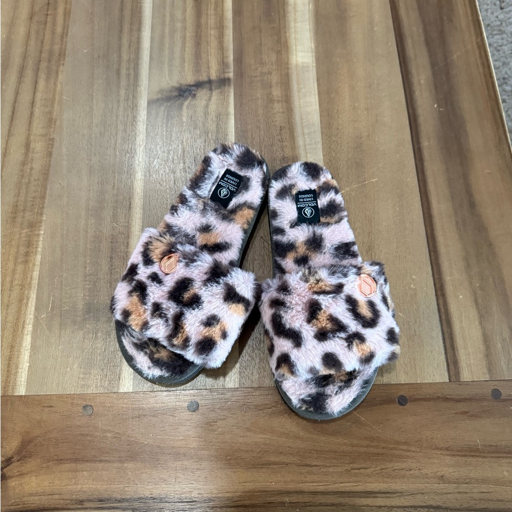 Light Pink Leopard Print Kids volcom fuzzy slipper sandals size kids 3